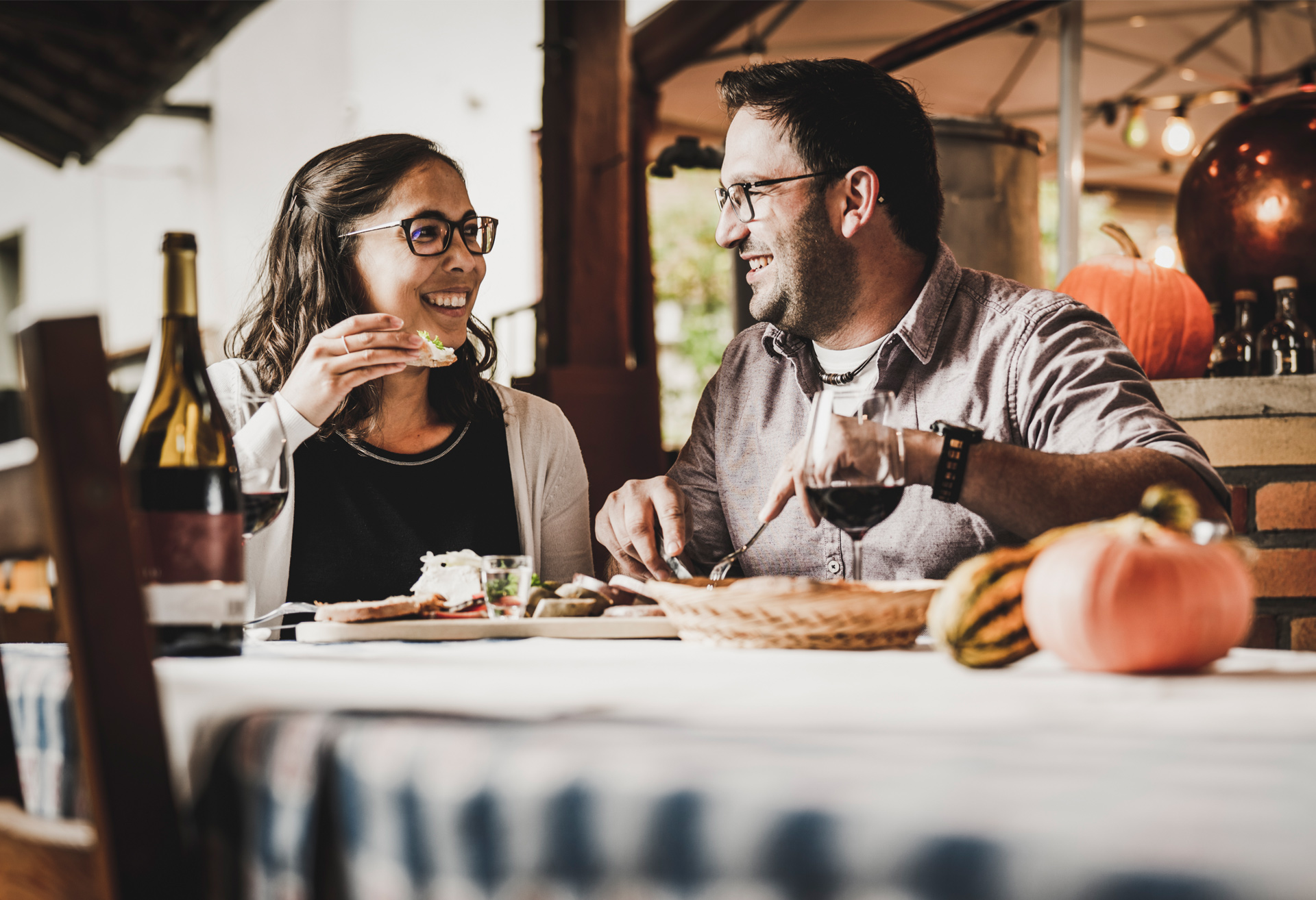 Frau und Mann im Restaurant